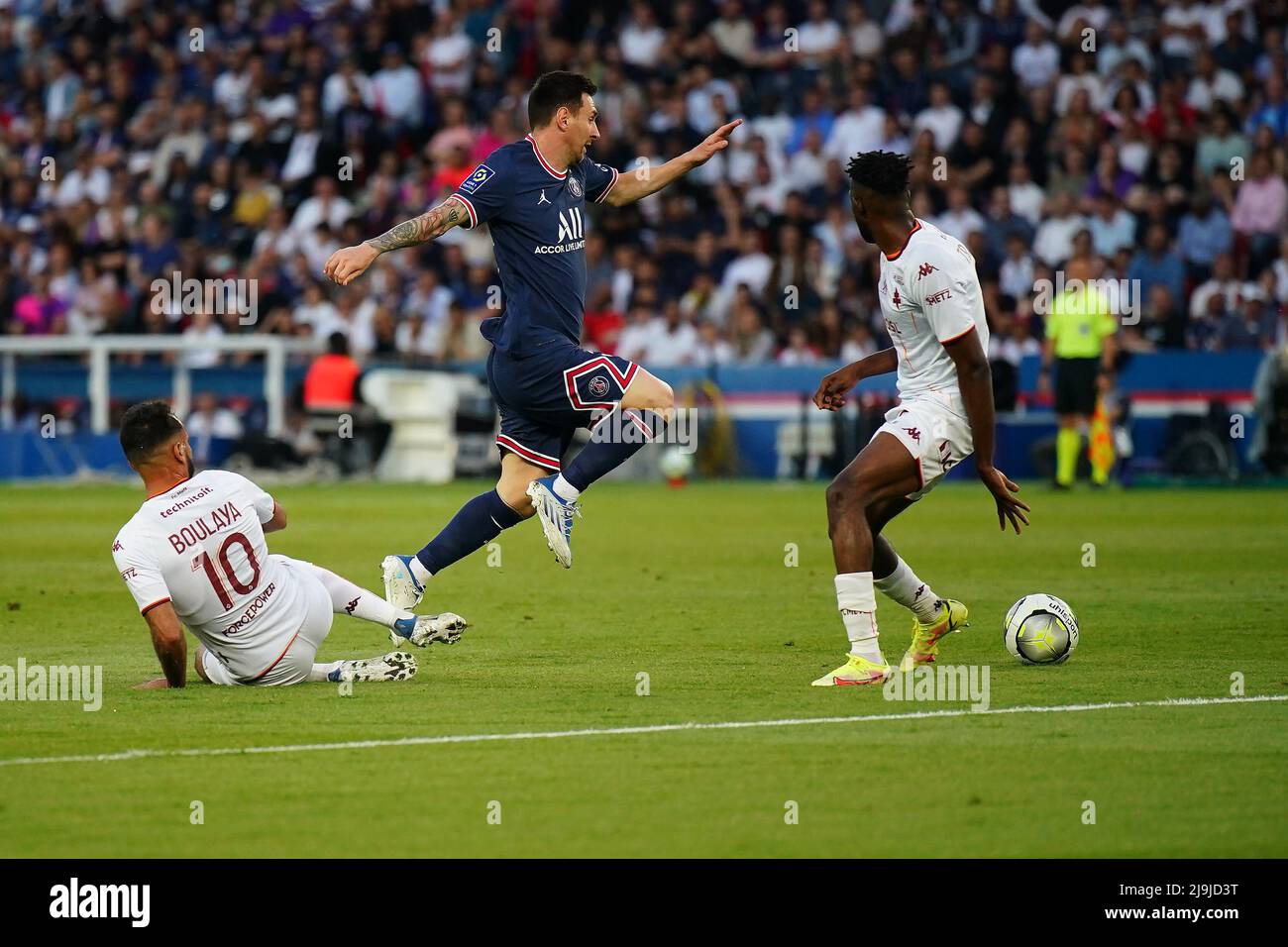 PARIS, FRANCE - 21 MAI: Leo Messi (30) tente d'atteindre le but en sautant sur Farid Boulaya (10) lors du match du FC Metz contre Paris Saint-Germain le 21 mai 2022 au Stade Parc des Princes à Paris, France. (Credit image: © Glenn Gervot/Icon SMI via ZUMA Press) Banque D'Images