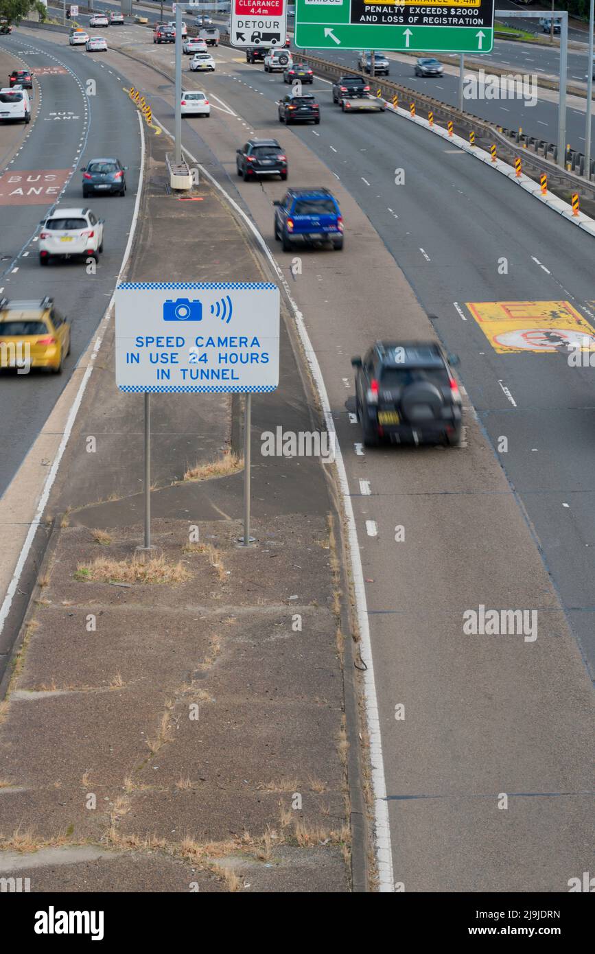 La caméra de vitesse est utilisée 24 heures dans le tunnel. Un panneau d'avertissement aux automobilistes qui entrent dans le tunnel portuaire de Sydney en Nouvelle-Galles du Sud, en Australie Banque D'Images