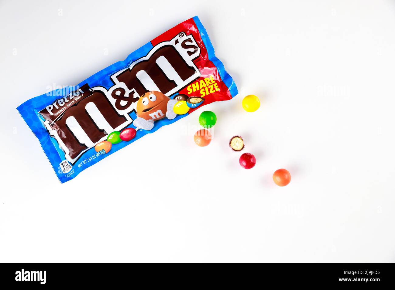 Vue de dessus de MMS de bonbons au chocolat au lait coloré avec bretzel croquant. Banque D'Images