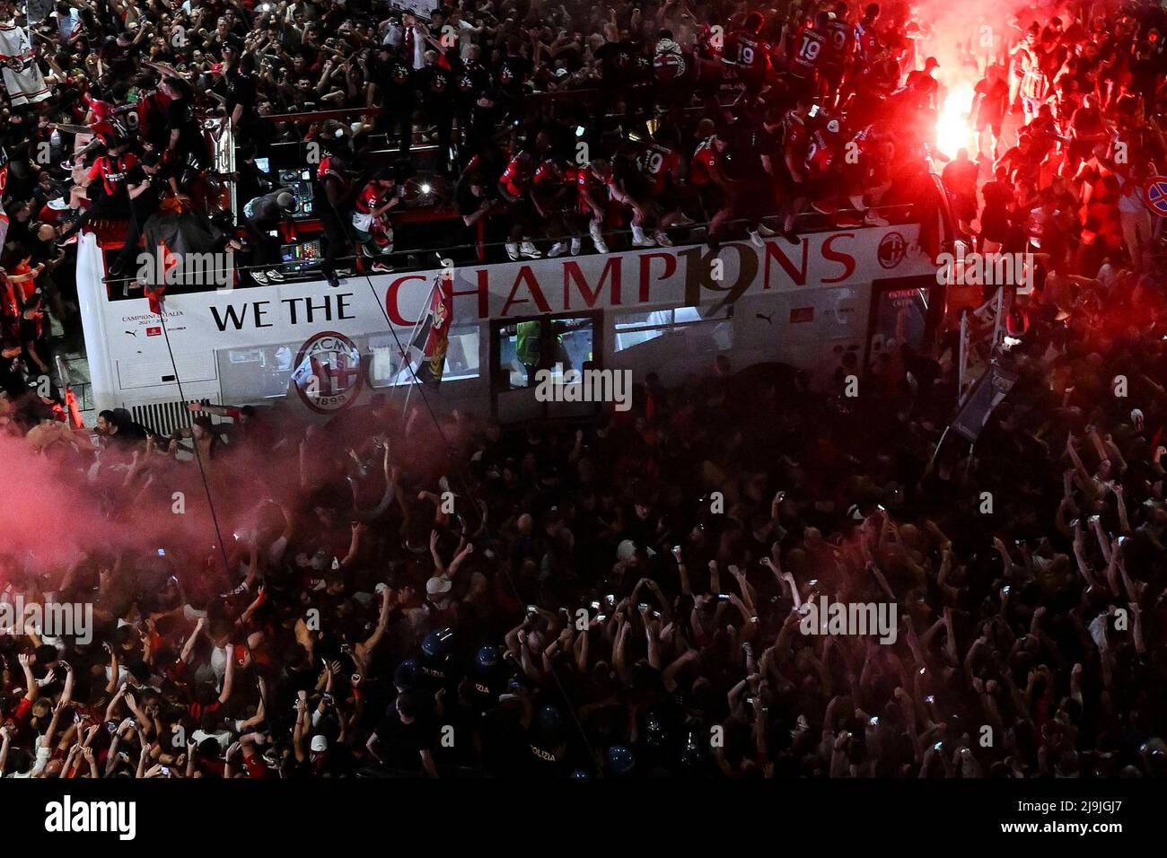 Milan, Italie. 23rd mai 2022. Les membres de l'équipe de l'AC Milan applaudissent avec les fans en célébration de l'AC Milan qui a remporté la ligue italienne de football de Serie À Milan, Italie, le 23 mai 2022. Crédit: Alberto Lingria/Xinhua/Alay Live News Banque D'Images