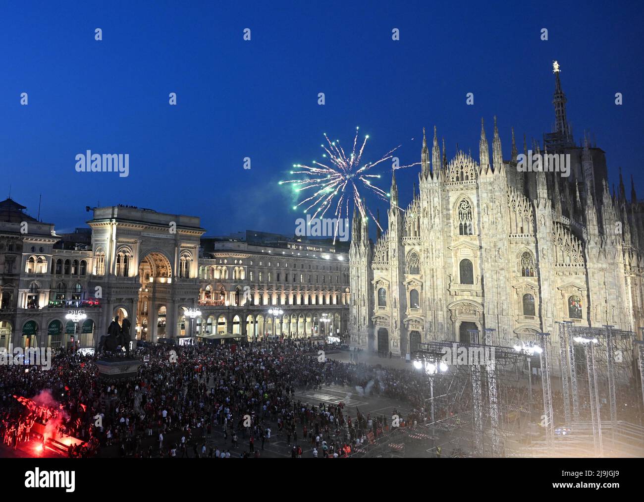 Milan, Italie. 23rd mai 2022. Des feux d'artifice sont visibles sur la place du Duomo pour célébrer l'AC Milan qui a remporté la ligue italienne de football de la série à Milan, en Italie, le 23 mai 2022. Crédit: Alberto Lingria/Xinhua/Alay Live News Banque D'Images