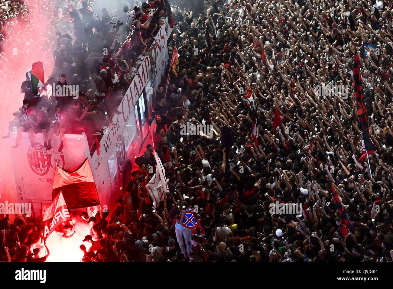 Milan, Italie. 23rd mai 2022. Les membres de l'équipe de l'AC Milan applaudissent avec les fans en célébration de l'AC Milan qui a remporté la ligue italienne de football de Serie À Milan, Italie, le 23 mai 2022. Crédit: Alberto Lingria/Xinhua/Alay Live News Banque D'Images
