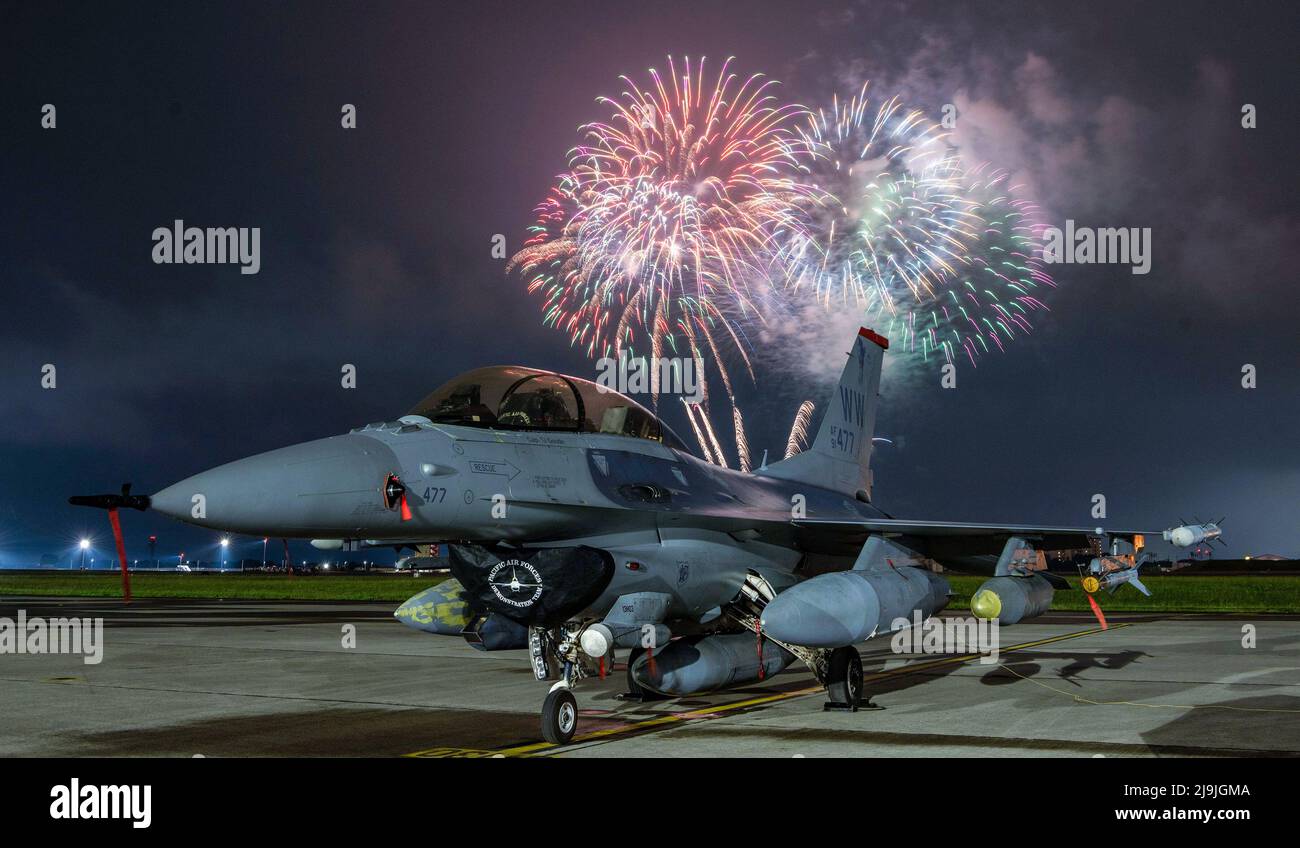 Un faucon de combat F-16 affecté à l'équipe de démonstration de la Force aérienne du Pacifique de la base aérienne de Misawa, au Japon, est assis sur une ligne aérienne pendant l'exposition de feux d'artifice du Festival de l'amitié nippon-américain à la base aérienne de Yokota, au Japon, le 21 mai 2022. Le festival vise à accroître les relations bilatérales entre les communautés américaine et japonaise et permet aux gens de voir ces capacités bilatérales de première main. L'équipe de démonstration du PACAF F-16 se déplace dans la région Indo-Pacifique pour promouvoir et renforcer les relations communautaires. (É.-U. Photo de la Force aérienne par le premier Airman Brieana E. Bolfing) Banque D'Images