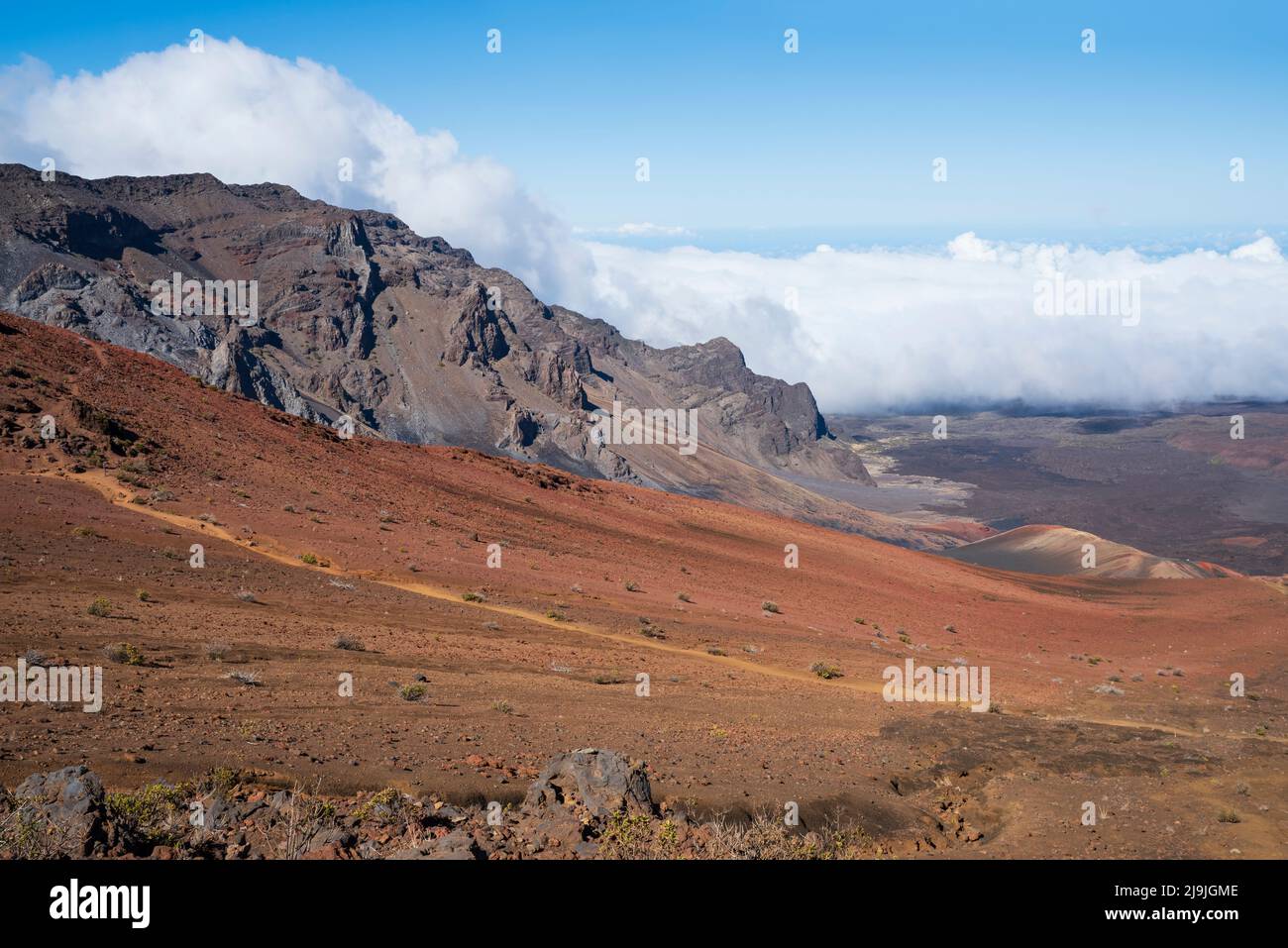 sentier de randonnée à travers les pistes de sable et les montagnes au bord du cratère de haleakala dans le parc national de haleakala maui hawaii Banque D'Images