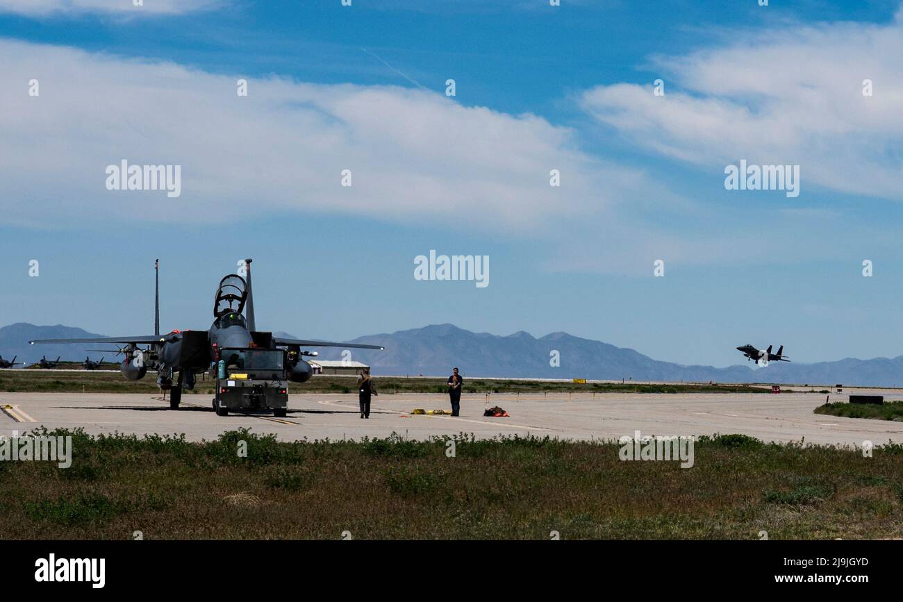 Les F-15E de la US Air Force de la 366th Fighter Wing, base aérienne de Mountain Home, Idaho, arrivent à la base aérienne de Hill, Utah, le 18 mai 2022 pour participer à l'exercice Raging Gunfighter. Raging Gunfighter est un exercice de commandement de combat aérien conçu pour simuler l'exploitation d'une aile principale à partir d'un environnement austère. L'objectif de cet exercice est de préparer l'escadre de combat de 366th et ses aviateurs à des opérations futures, conformément à la Stratégie de défense nationale Banque D'Images