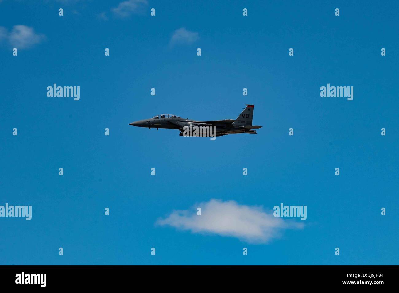 Un F-15E Strike Eagle, basé à partir de la base aérienne de Mountain Home, Idaho, survole Wendover Air Field, Utah pendant l'exercice Raging Gunfighter 22-1 le 20 mai 2022. Cet exercice, conçu par le Commandement de combat aérien, prépare l'escadre de combat 366th pour les opérations Agile combat Employment (ACE) partout dans le monde. (É.-U. Photo de la Force aérienne par le sergent d'état-major. Danielle Charmichael) Banque D'Images