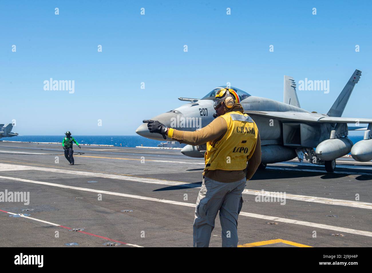 220520-N-ZE328-1329 MER MÉDITERRANÉE (20 mai 2022) le chef de l'aviation Boatswain's Mate (Handling) Paul Hall, de Newark (New Jersey), dirige le pilote d'un F/A-18F Super Hornet, attaché aux “Fighting Checkmates” du Strike Fighter Squadron (VFA) 211, sur le pont de vol du porte-avions de la classe Nimitz Harry S. Truman (CVN 75), le 20 mai 2022. Le groupe de grève des transporteurs Harry S. Truman est en cours de déploiement prévu dans la zone d'opérations des Forces navales américaines en Europe, employée par la Sixième flotte américaine pour défendre les intérêts des États-Unis, des alliés et des partenaires. (É.-U. Photo de la marine par un spécialiste des communications de masse Banque D'Images