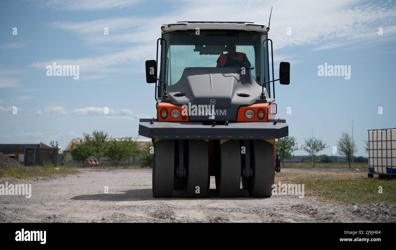 Un rouleau de route compacte le gravier afin de créer une base solide pour la nouvelle route d'accès aux améliorations de l'infrastructure d'eau sur la base aérienne de Chièvres, Belgique, le 27 mai 2022. (É.-U. Photo de l'armée par Pierre-Etienne Courtejoie) Banque D'Images