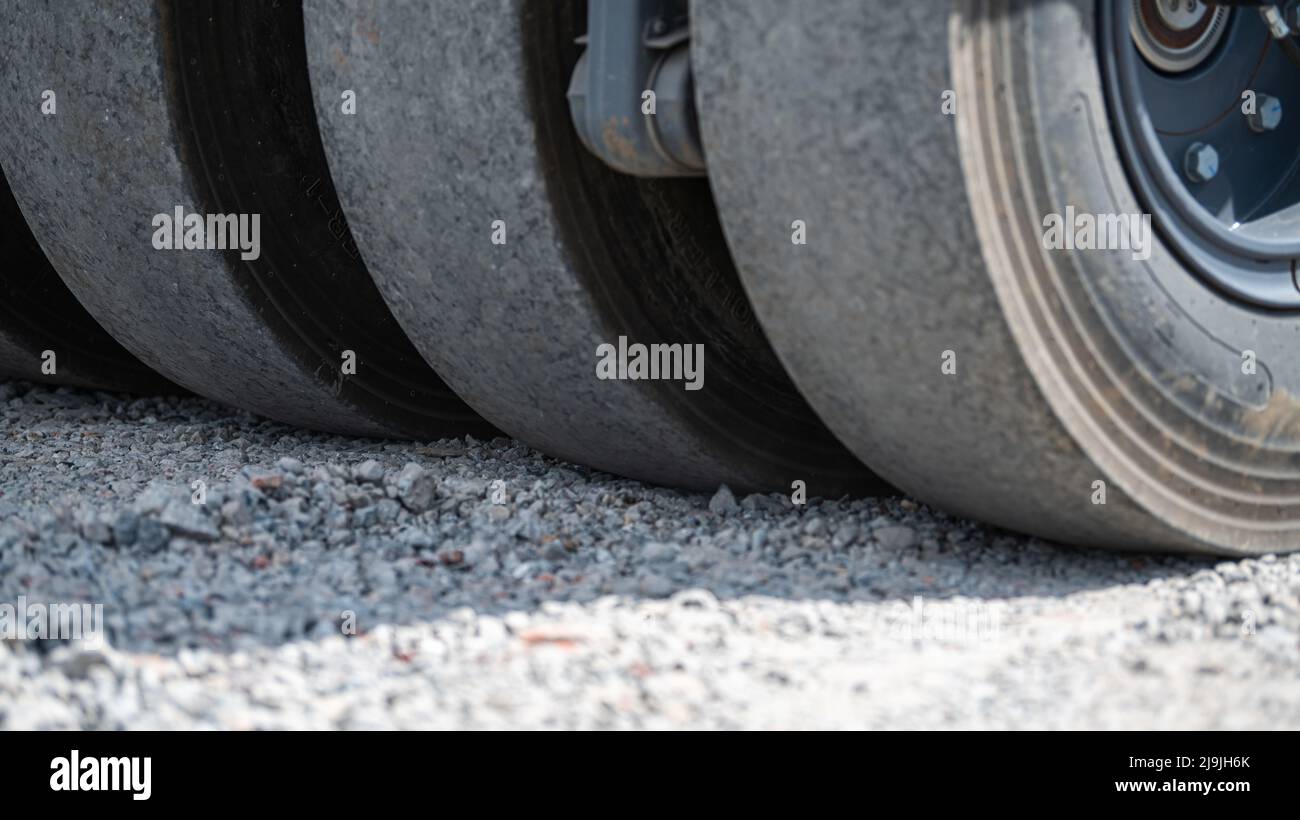 Gros plan comme un rouleau de route compacte le gravier afin de créer une base solide pour la nouvelle route d'accès des améliorations de l'infrastructure d'eau sur la base aérienne de Chièvres, Belgique, 27 mai 2022. (É.-U. Photo de l'armée par Pierre-Etienne Courtejoie) Banque D'Images