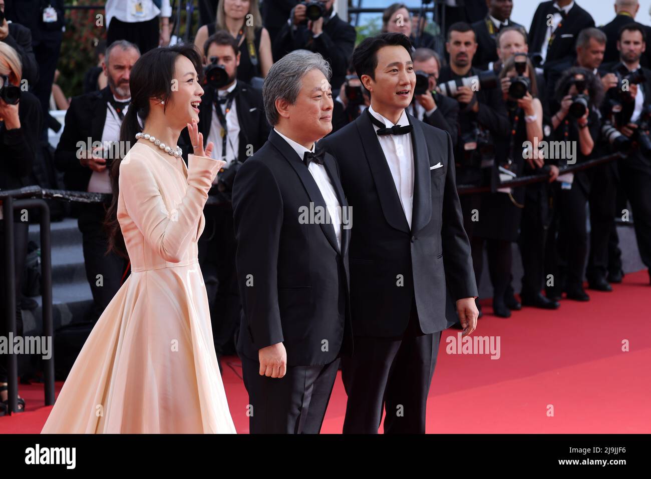 Cannes. 24th mai 2022. L'actrice Tang Wei (front L), réalisateur, producteur et scénariste Park Chan-Wook (front C) et l'acteur Park Hae-il arrivent à la projection du film 'décision de quitter (Heojil Kyolshim)' lors de l'édition 75th du Festival du film de Cannes, dans le sud de la France, le 23 mai 2022. Credit: Xinhua/Alay Live News Banque D'Images