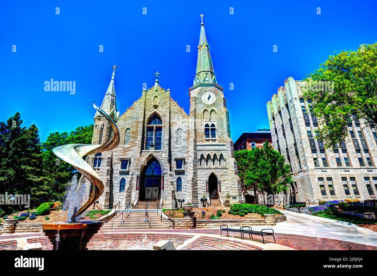 Omaha, Nebraska, États-Unis - 5,2022 - Église catholique paroissiale de Saint-Jean sur le campus de l'université de Creighton. Banque D'Images