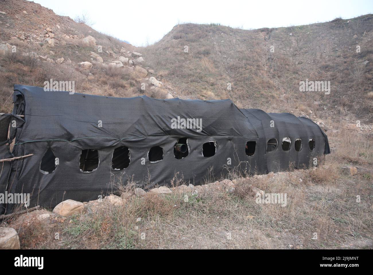 Taiyuan. 24th mai 2022. Photo prise le 25 mars 2018 montre un simple 'studio photo' noir près des points de recherche de chukars construits par Yang Jianguo dans le comté de Pinglu, dans la province du Shanxi, au nord de la Chine. POUR ALLER AVEC "à travers la Chine: L'oiseau national pakistanais prospère encore dans le Shanxi de Chine" crédit: Xinhua/Alamy Live News Banque D'Images