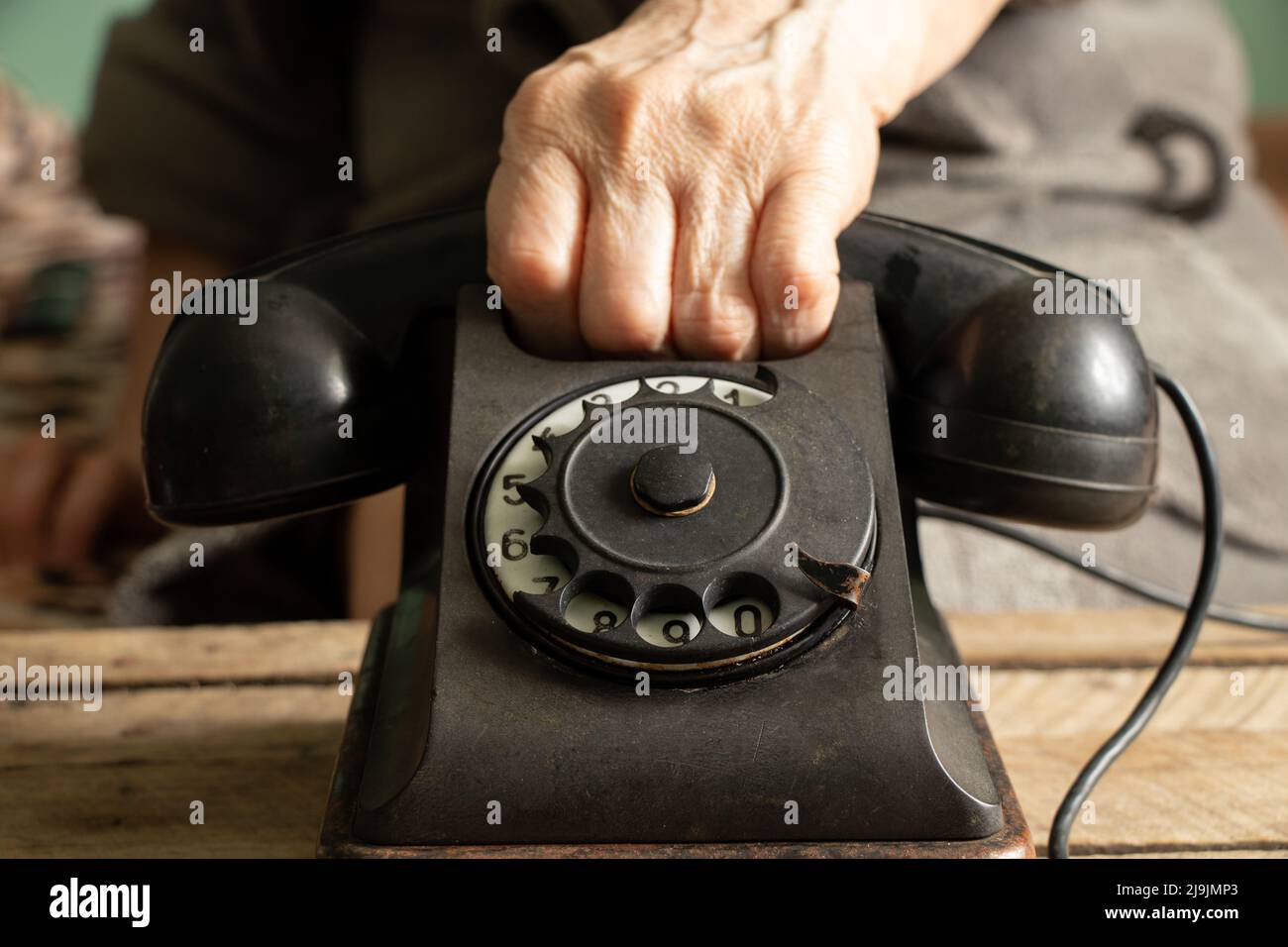 Vieux téléphone rétro noir et la main de femme de fermer, appeler sur le téléphone, la technologie Banque D'Images