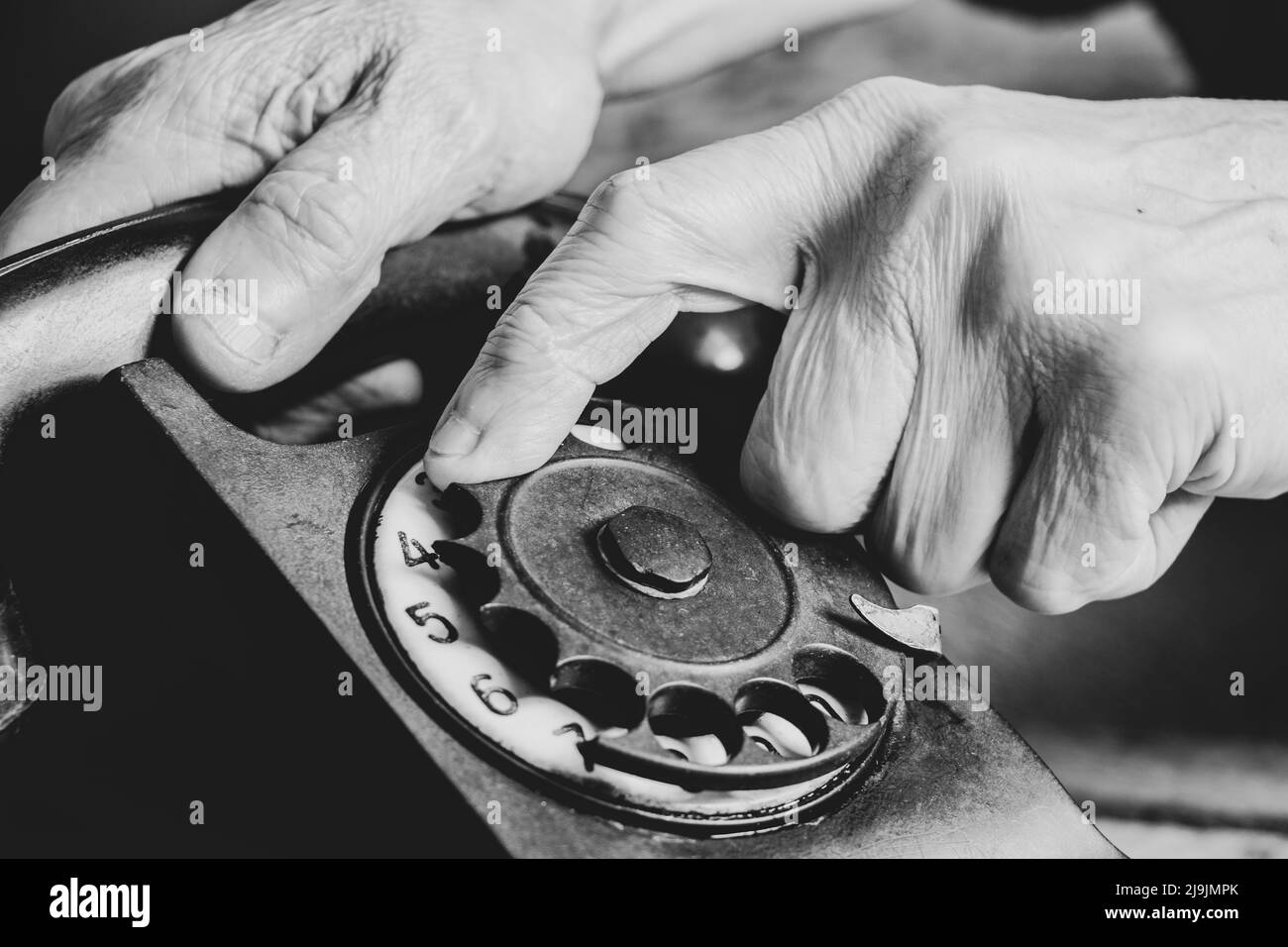 Vieux téléphone rétro noir et la main de femme de fermer, appeler sur le téléphone, la technologie Banque D'Images