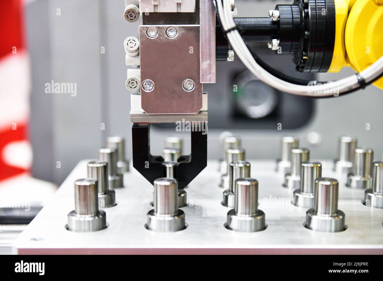 Processus d'emballage des pièces automobiles pour le transfert sur systèmes convoyeurs automatisés automatisation industrielle Banque D'Images