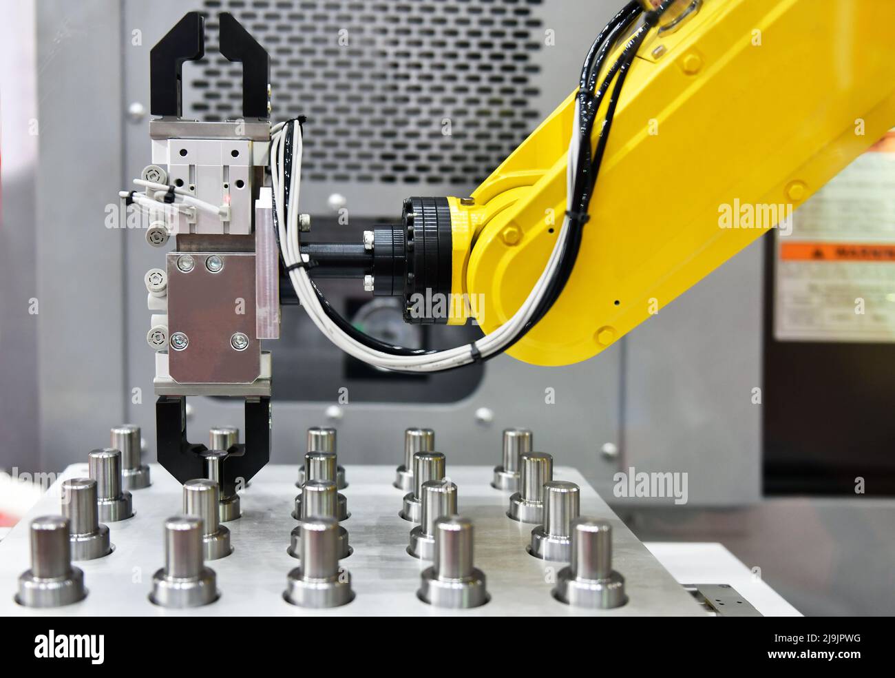 Processus d'emballage des pièces automobiles pour le transfert sur systèmes convoyeurs automatisés automatisation industrielle Banque D'Images
