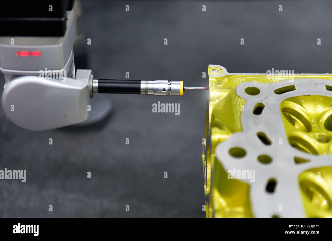 Machine de mesure automatique des coordonnées (CMM) pour l'inspection du bloc-moteur de haute précision pendant le travail Banque D'Images