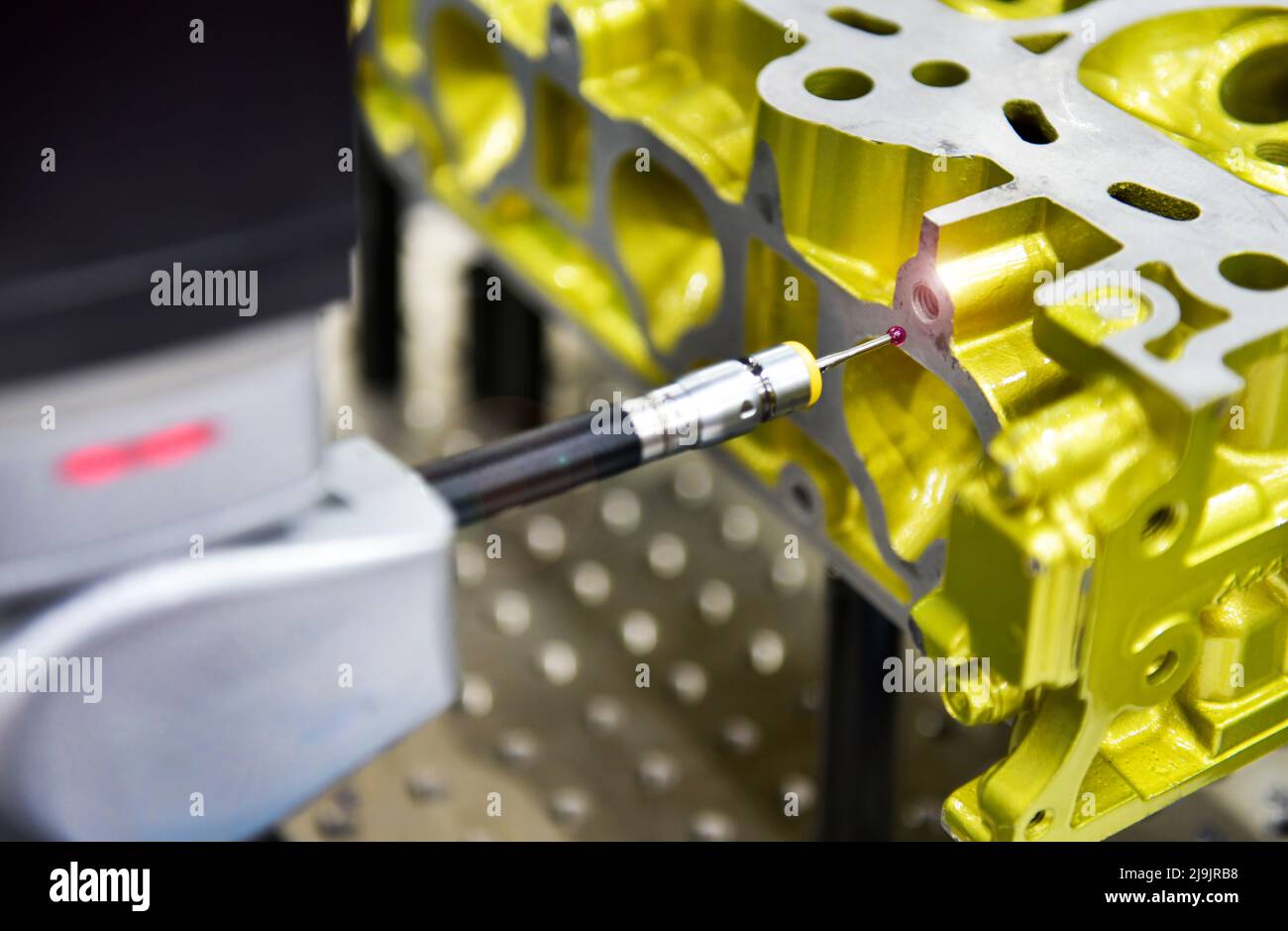 Machine de mesure automatique des coordonnées (CMM) pour l'inspection du bloc-moteur de haute précision pendant le travail Banque D'Images