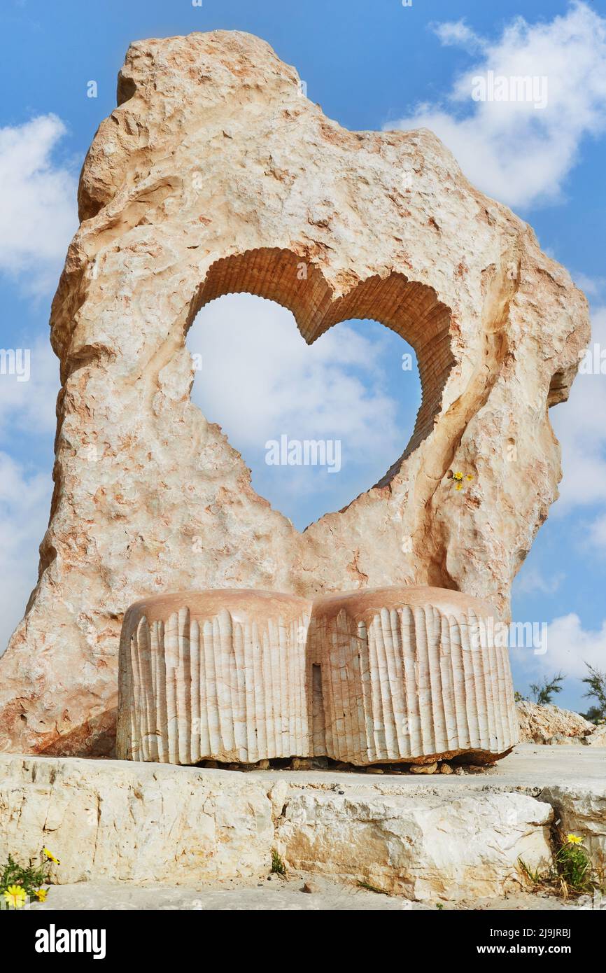Sculpture en pierre avec coeur sculpté en pierre, sur les rives de la mer Méditerranée Banque D'Images
