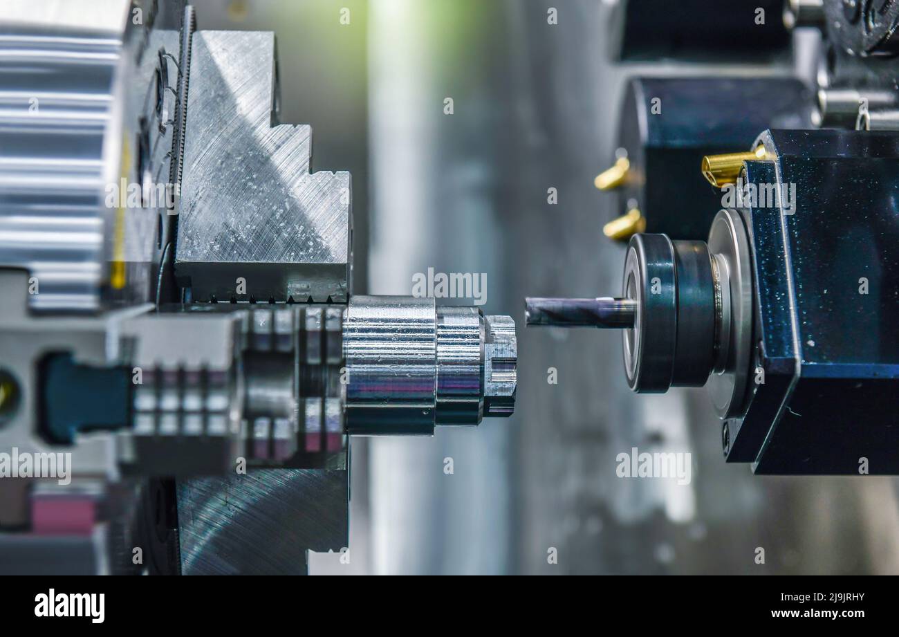 Machine à tourner CNC coupant la partie filetée métallique, la fabrication de pièces de haute technologie Banque D'Images