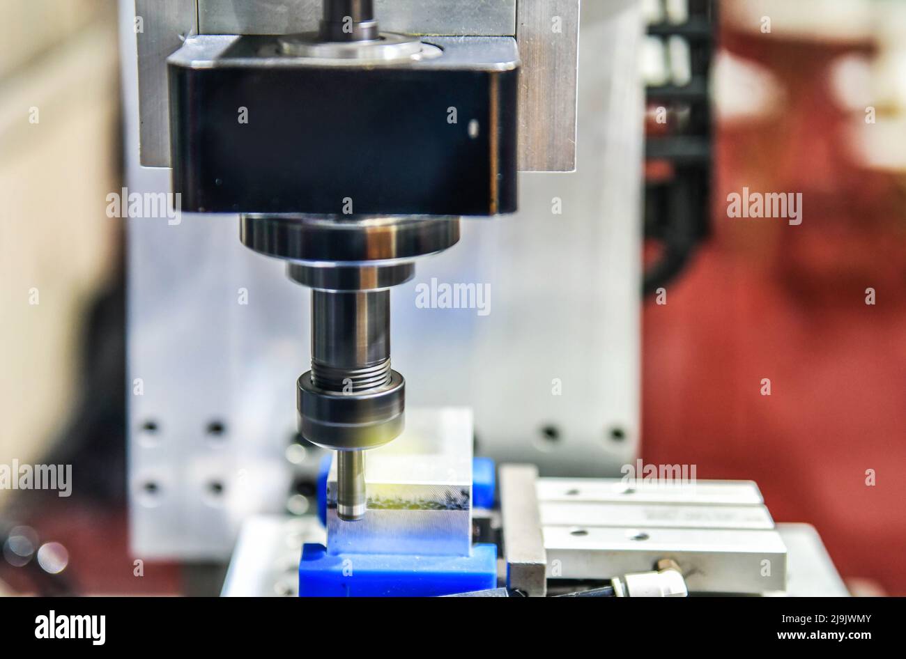 Machine à tourner CNC coupant la partie filetée métallique, la fabrication de pièces de haute technologie Banque D'Images