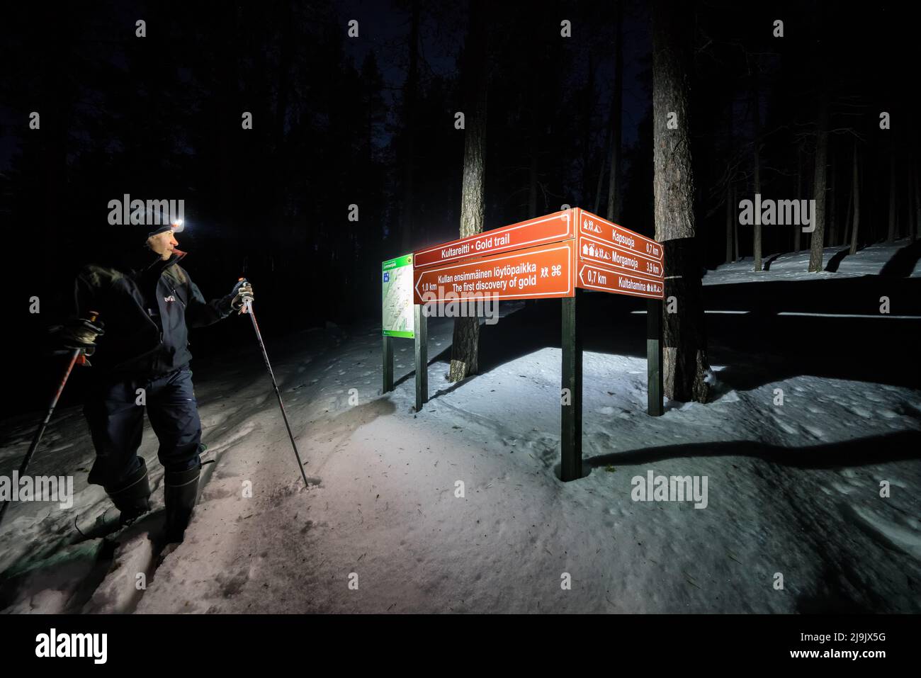 Ski de randonnée dans le parc national de Lemmenjoki, Inari, Laponie, Finlande Banque D'Images