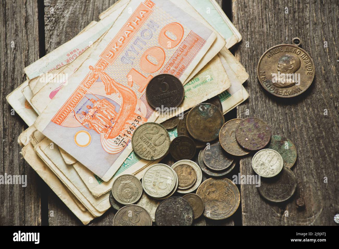 L'unité monétaire du coupon de l'État ukrainien et les pièces de l'urss se trouvent sur la table, l'ancienne monnaie soviétique, les pièces et les coupons, la finance Banque D'Images