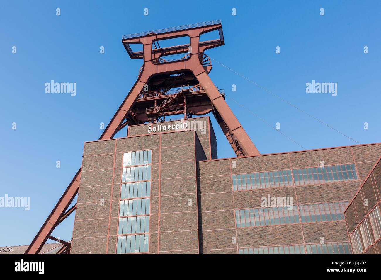 Essen, Allemagne - 26 mars 2022 : tour de Zeche Zollverein. Ciel bleu. Banque D'Images