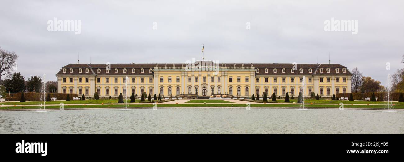 Ludwigsburg, Allemagne - 15 novembre 2021 : Panorama de la Residenzschloss Ludwigsburg (Palais de Ludwigsburg). Avec étang en premier plan. Banque D'Images