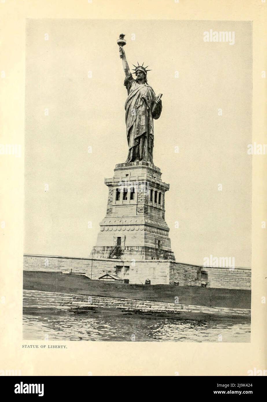 Statue de la liberté 1911 du livre ' New York Illustrated ' Date de publication 1911 Editeur New York : Success postal Card Co Banque D'Images