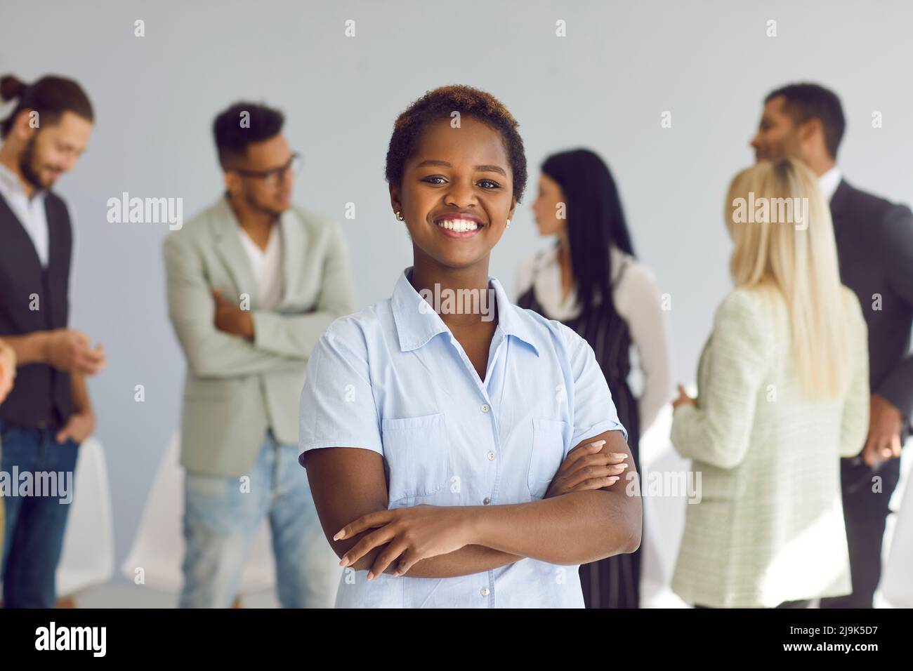 Portrait d'une femme d'affaires et d'un chef d'équipe noirs heureux debout au bureau et souriant Banque D'Images