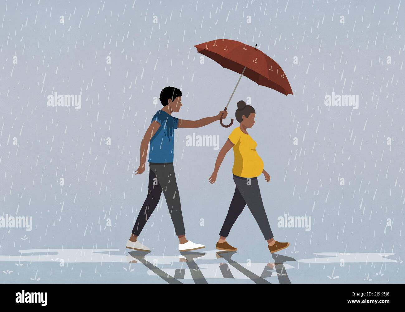 Mari tenant un parapluie sur une femme enceinte marchant sous la pluie Banque D'Images