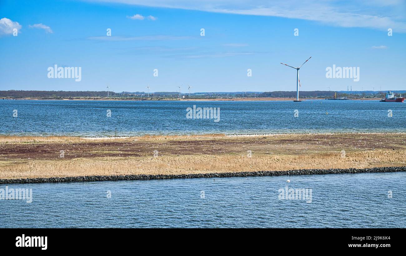 éolienne offshore, énergie verte de l'avenir. Alimentation renouvelable. Approvisionnement en énergie de la mer. Dans la lutte contre le changement climatique. Él. Vert Banque D'Images