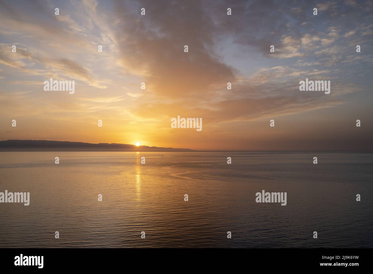 Coucher de soleil sur la mer. Sicile, Italie. Banque D'Images