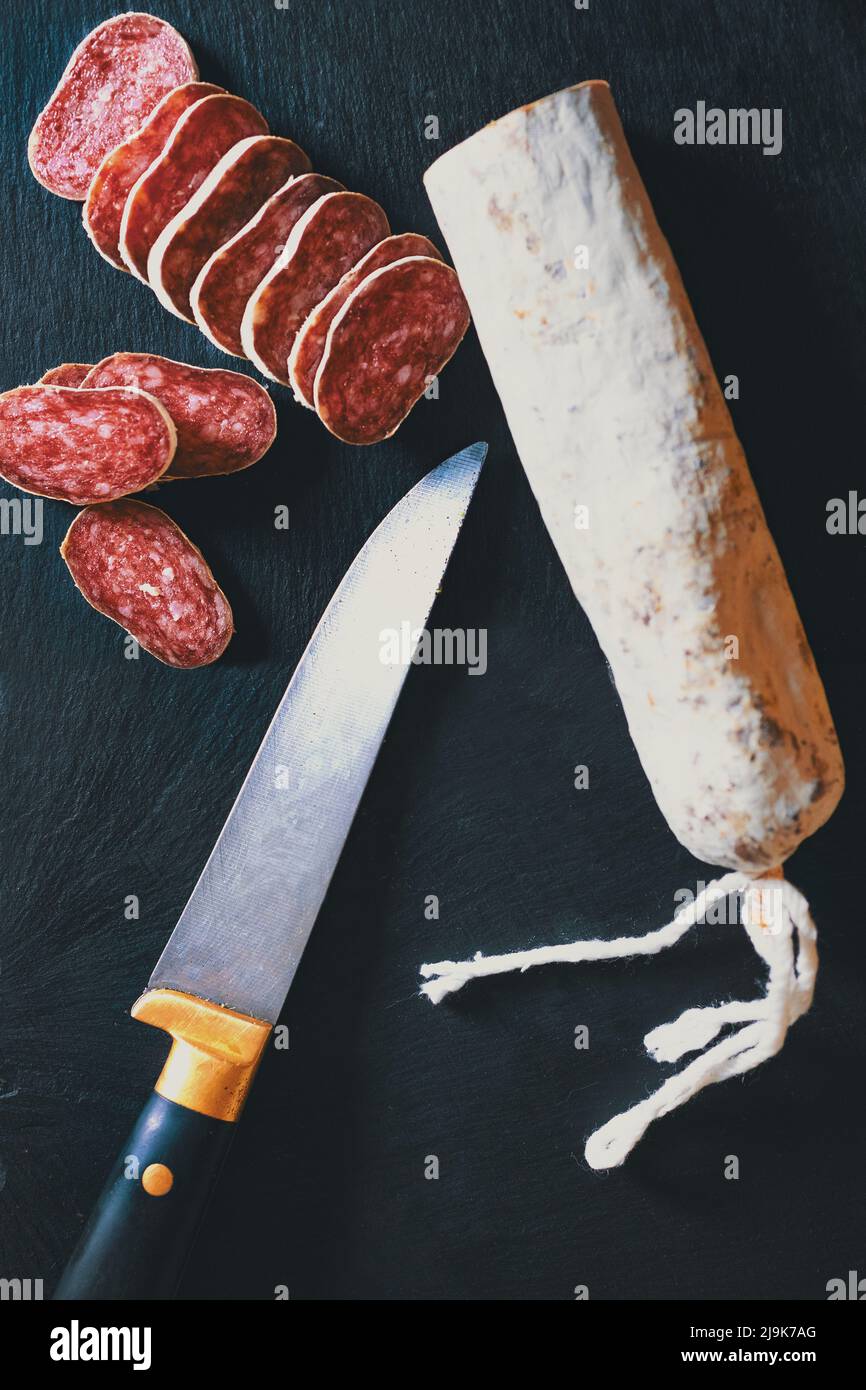 Gros plan de salchichon ibérique en ardoise.saucisse espagnole. Gastronomie et gastronomie en Espagne. Banque D'Images