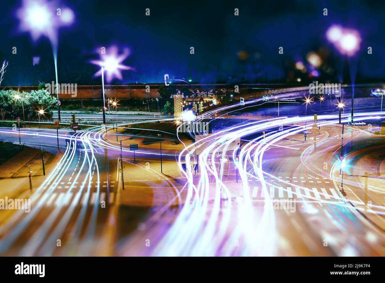 Résumé Motion Blur et feux de circulation dans la ville. Sentiers légers dans la rue la nuit Banque D'Images