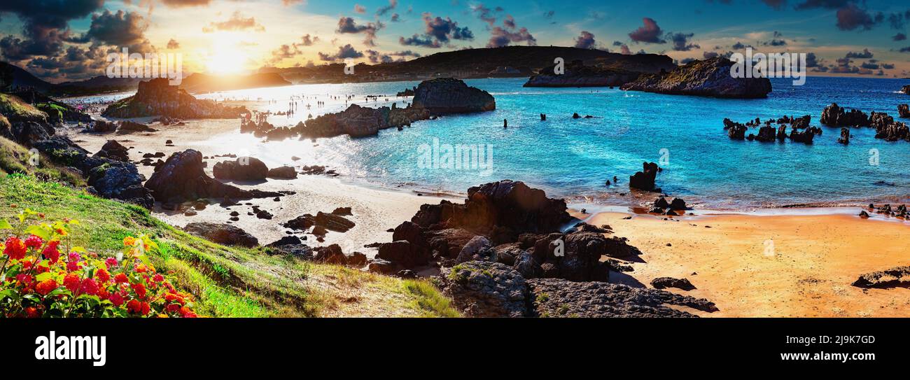 Paysage de plage pittoresque et coucher de soleil. Paysage rochers et falaise dans la plage de Noja village, Cantabria, Espagne. Banque D'Images
