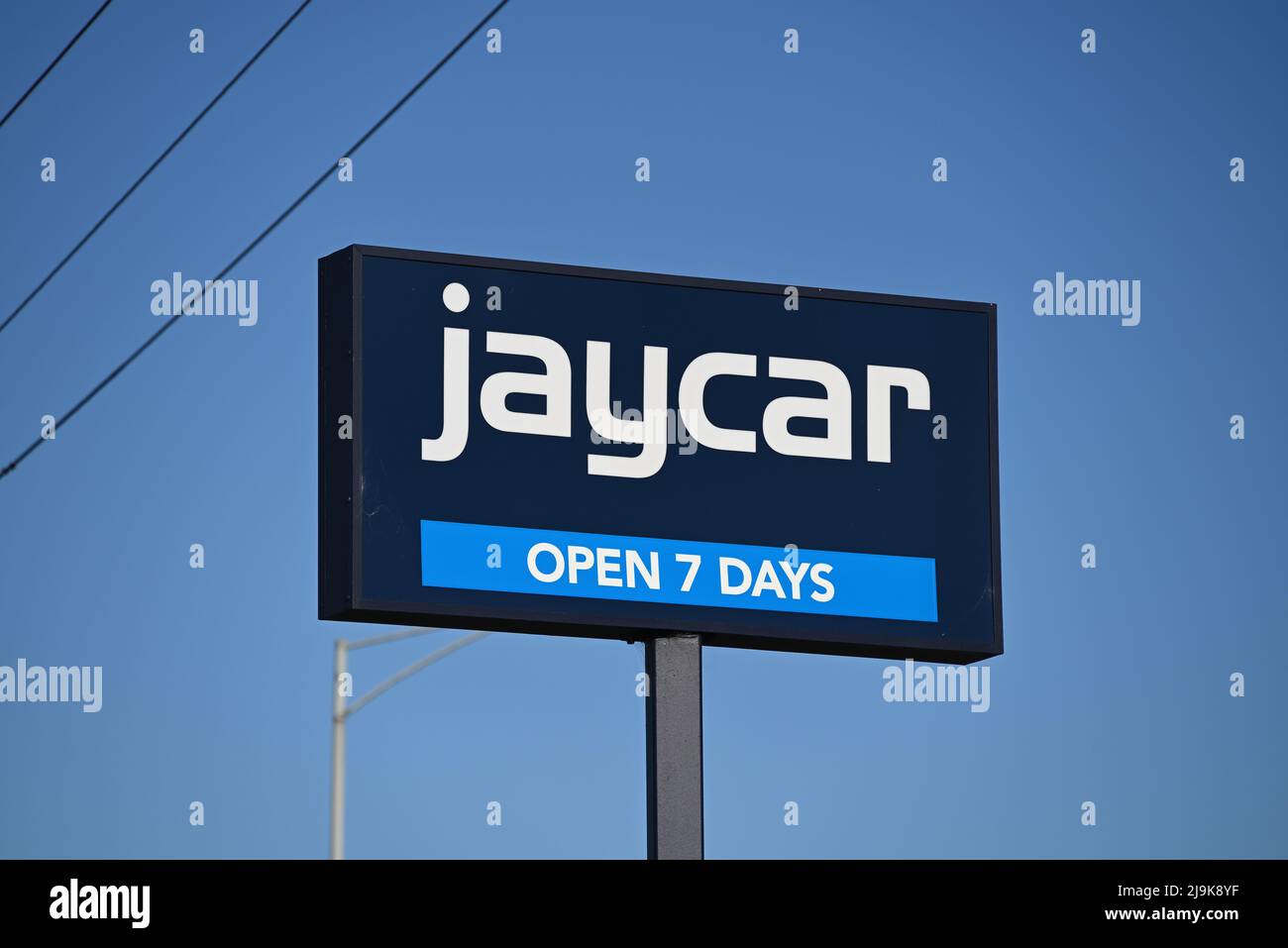 Panneau surélevé Jaycar, à l'extérieur de l'un de leurs magasins de détail, visible par les personnes qui voyagent le long de l'autoroute Nepean Banque D'Images