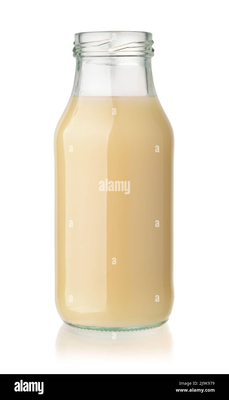 Flacon en verre ouvert de jus de banane biologique isolé sur blanc Banque D'Images