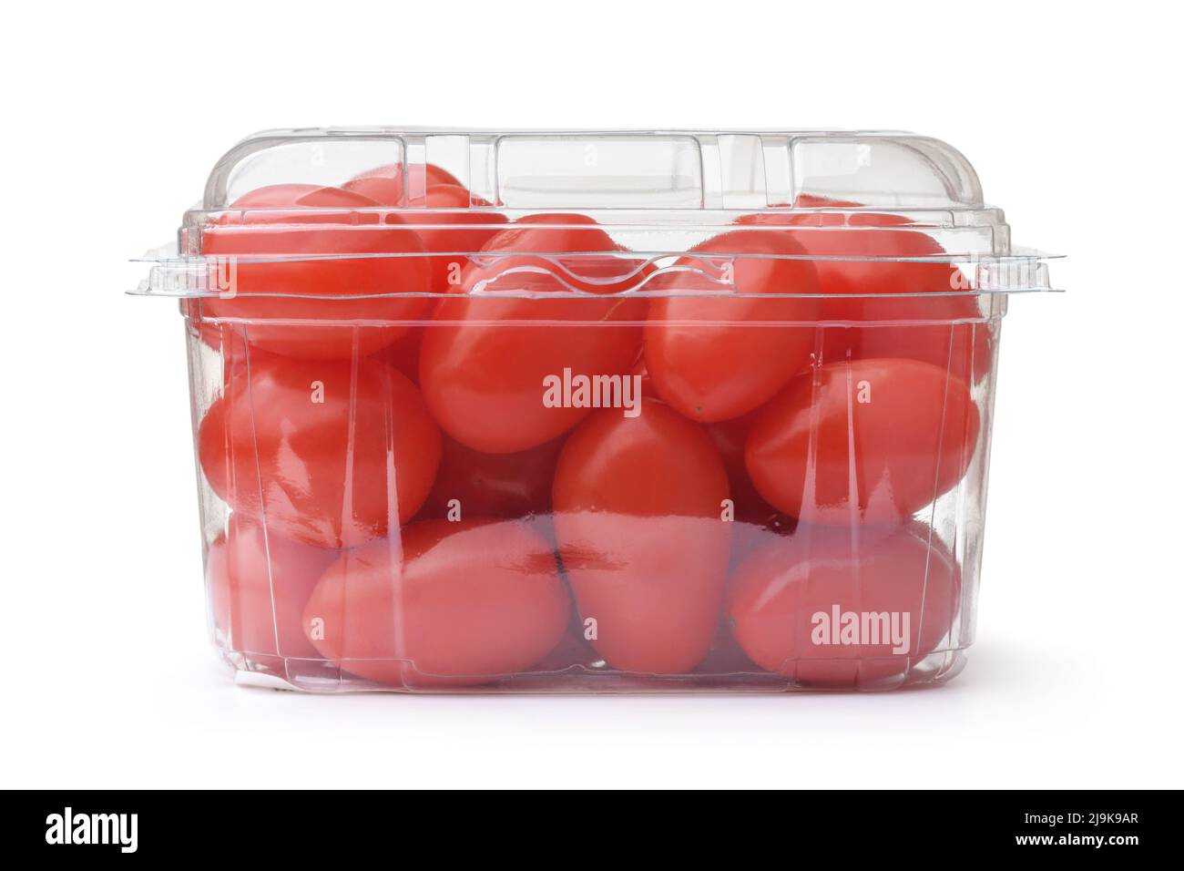 Tomates prune mûres dans un récipient en plastique transparent isolé sur du blanc Banque D'Images