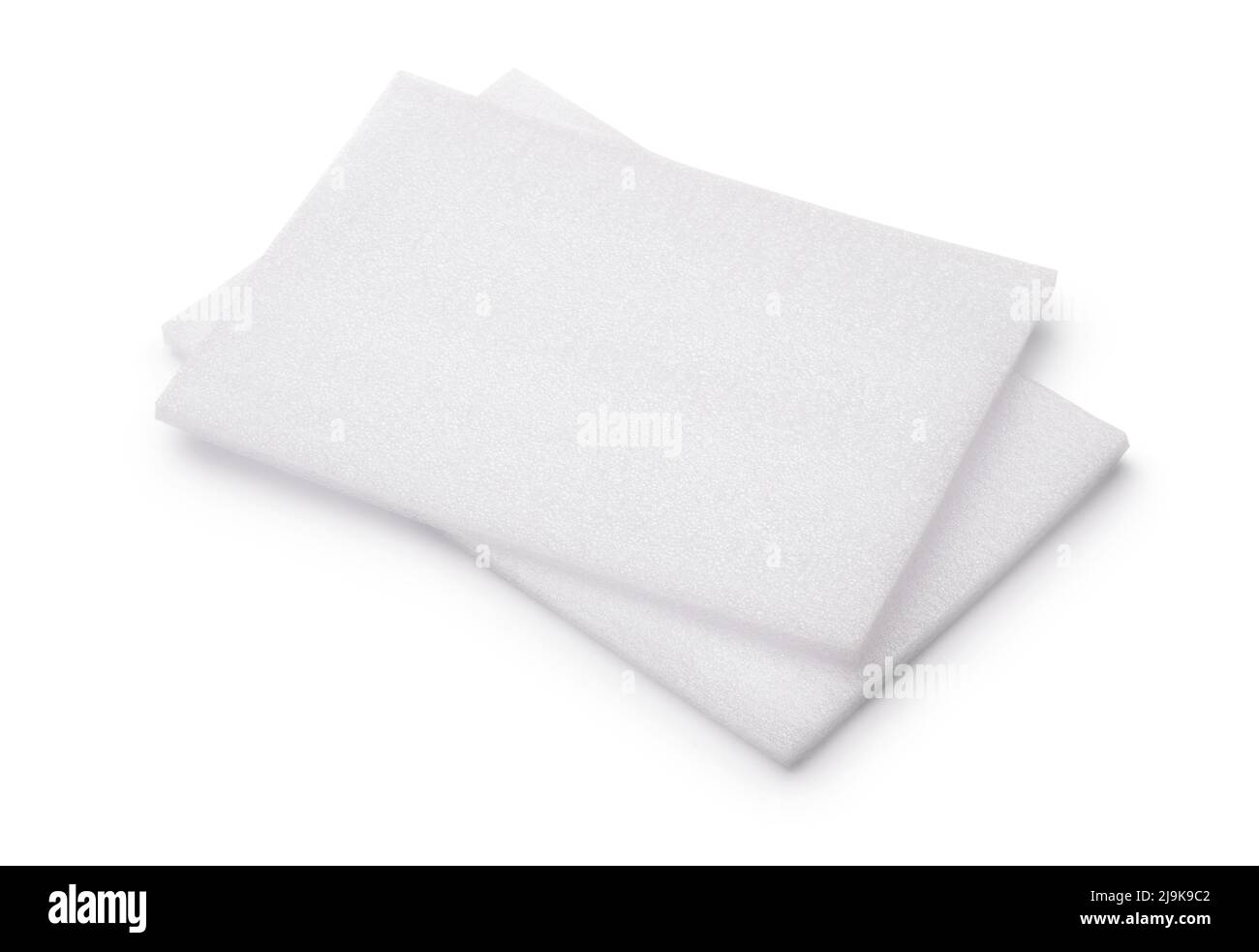 Deux feuilles de mousse de polyéthylène blanc isolées sur blanc Banque D'Images