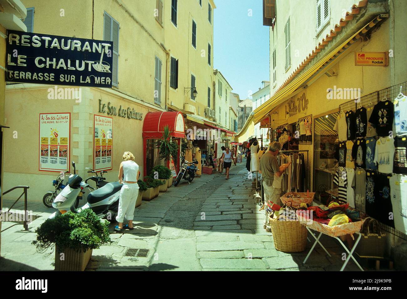Petite rue, boutiques, restaurant, Calvi, Corse, France, Méditerranée, Europe Banque D'Images