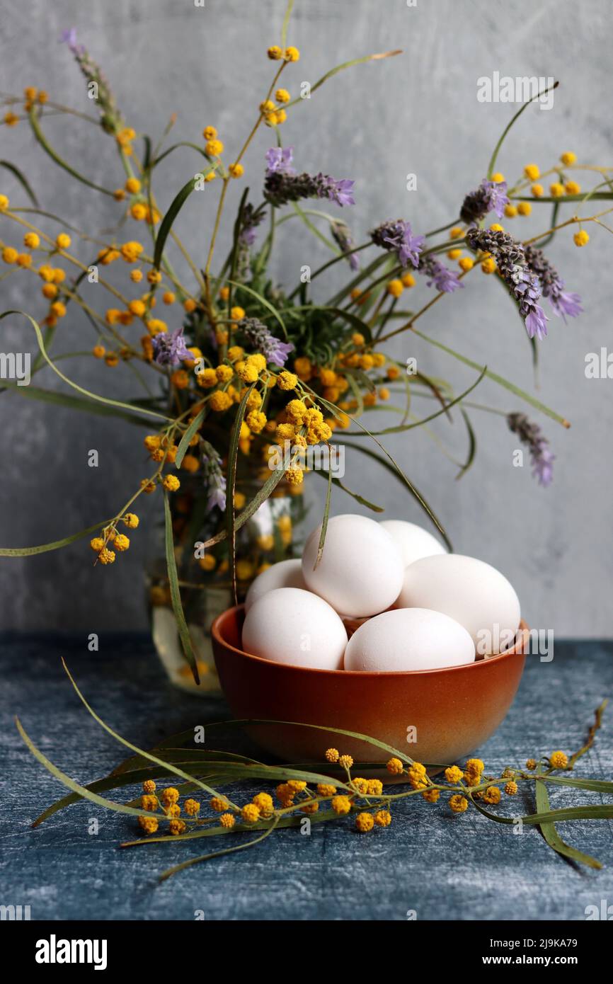 Composition simple encore la vie avec les oeufs. Motif carte de Pâques. Banque D'Images