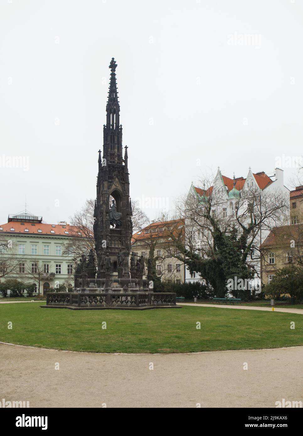 Fontaine de Kranner (Krannerova kašna) conçue par le sculpteur tchèque Josef Max (1845-1850) sur le remblai de la Vltava à Prague (République tchèque). La statue équestre du Saint-empereur romain François II régna plus tard comme l'empereur François Ier d'Autriche est placé sur la flèche de la fontaine. Banque D'Images