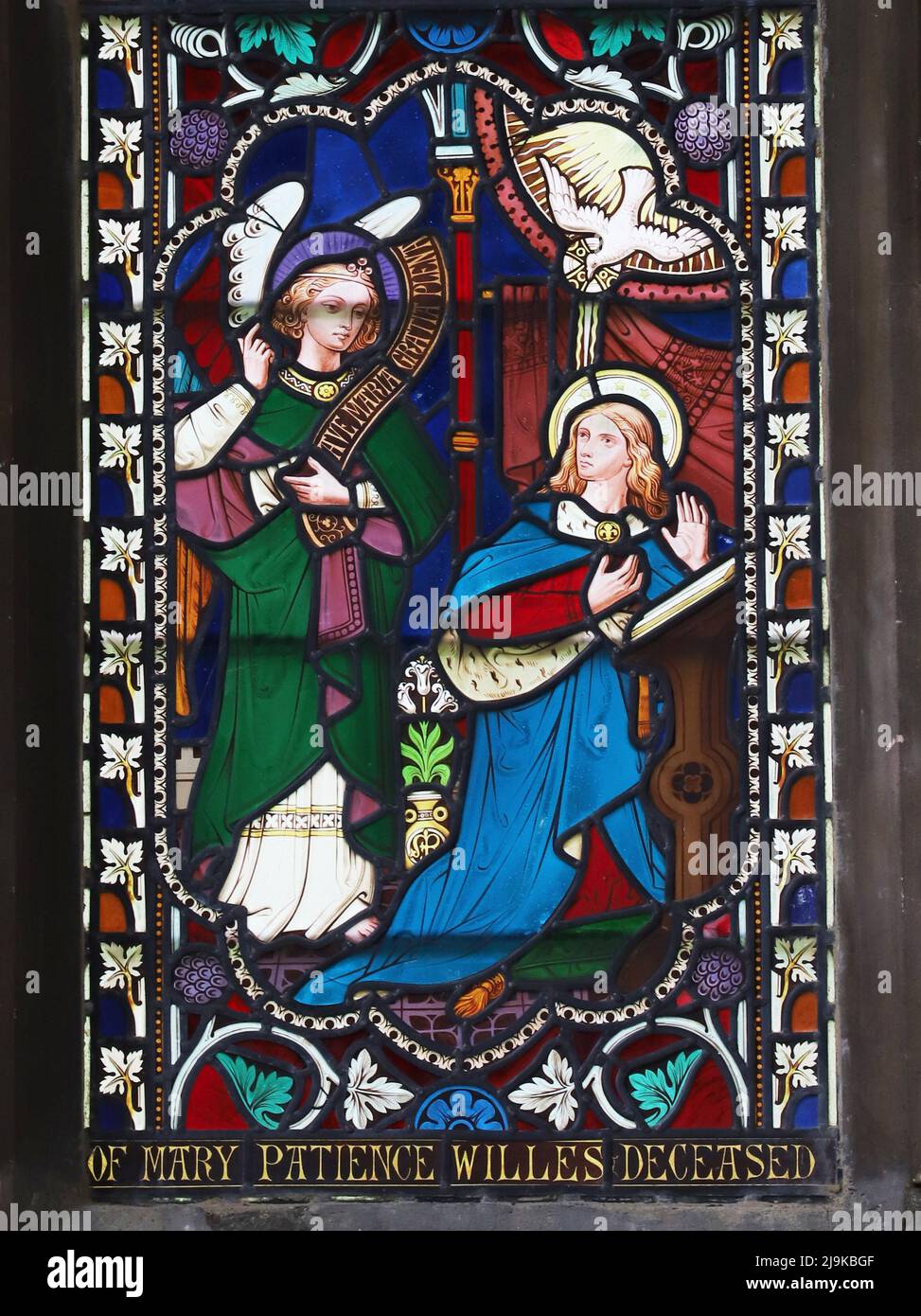 Une fenêtre en vitraux de William Wailes représentant l'Annonciation à la Vierge Marie, à l'église Saint-Pierre et Saint-Paul, à King's Sutton, dans le Northamptonshire Banque D'Images