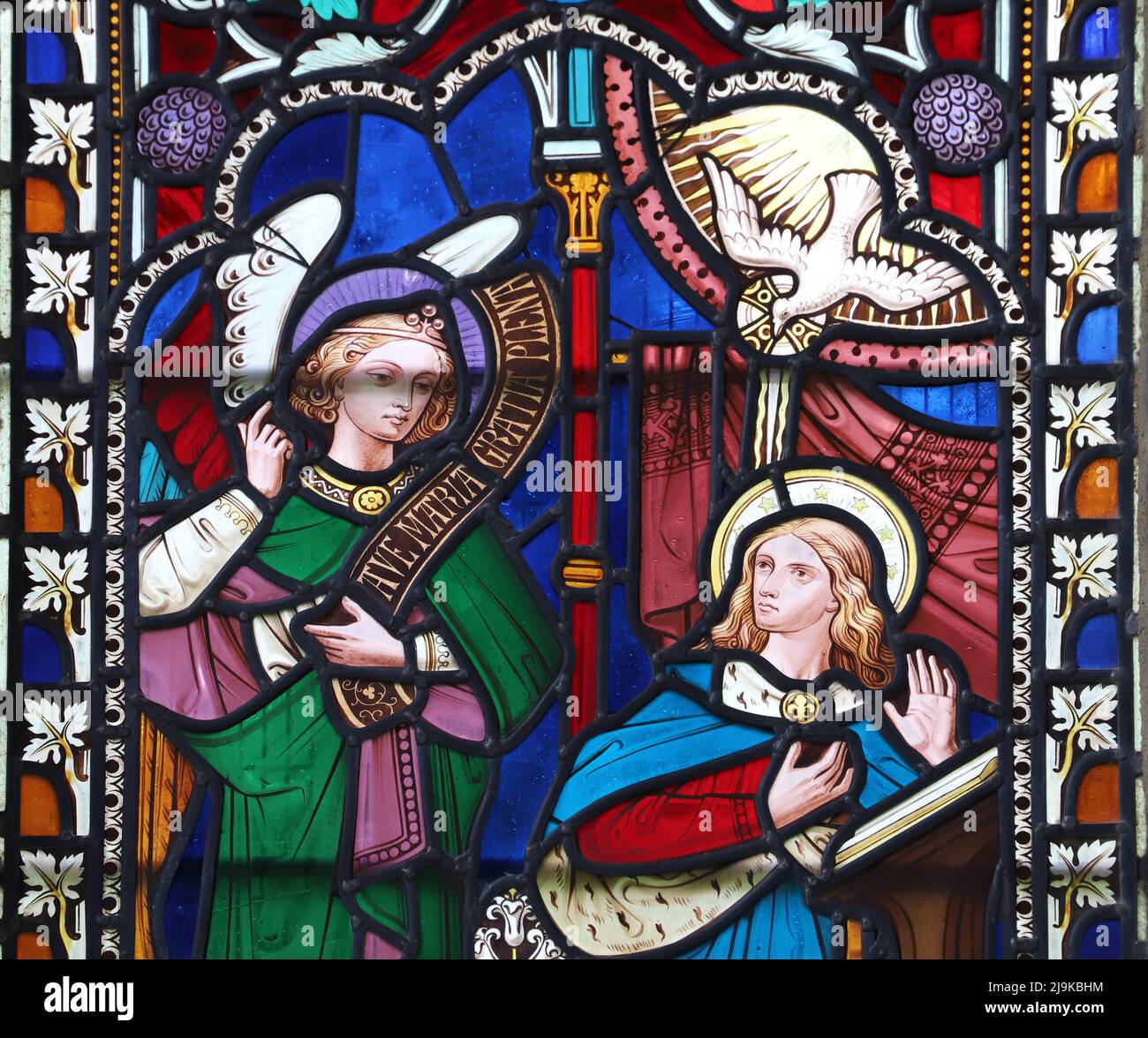 Détail d'un vitrail par William Wailes; annonce à la Vierge Marie, église Saint-Pierre et Saint-Paul, King's Sutton, Northamptonshire Banque D'Images