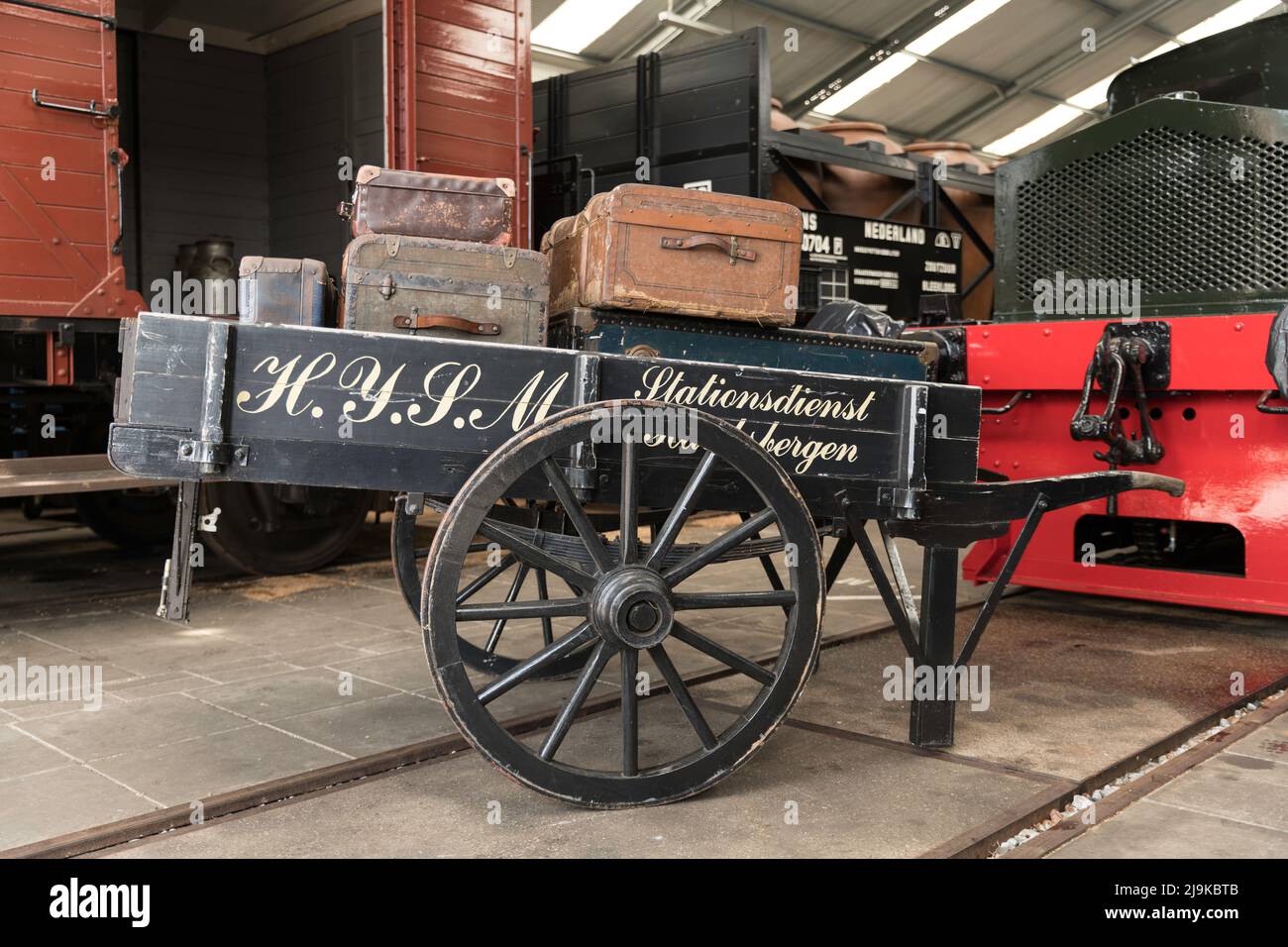 Ancienne voiture en bois utilisée pour transporter des colis postaux à la gare Banque D'Images