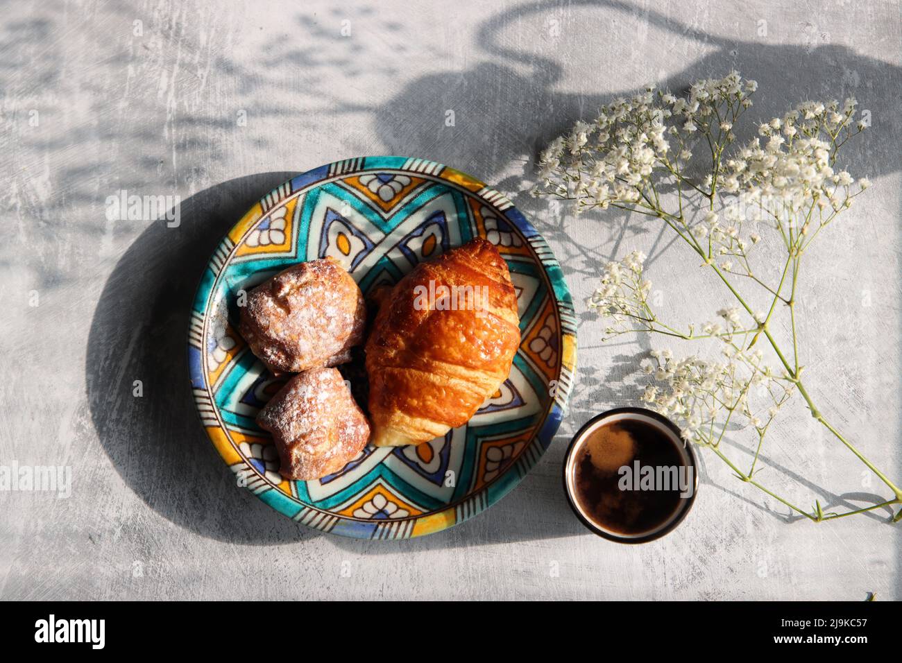 Un matin sucré. Photo en gros plan des petits croissants sur une assiette. La nourriture reste vie. Banque D'Images