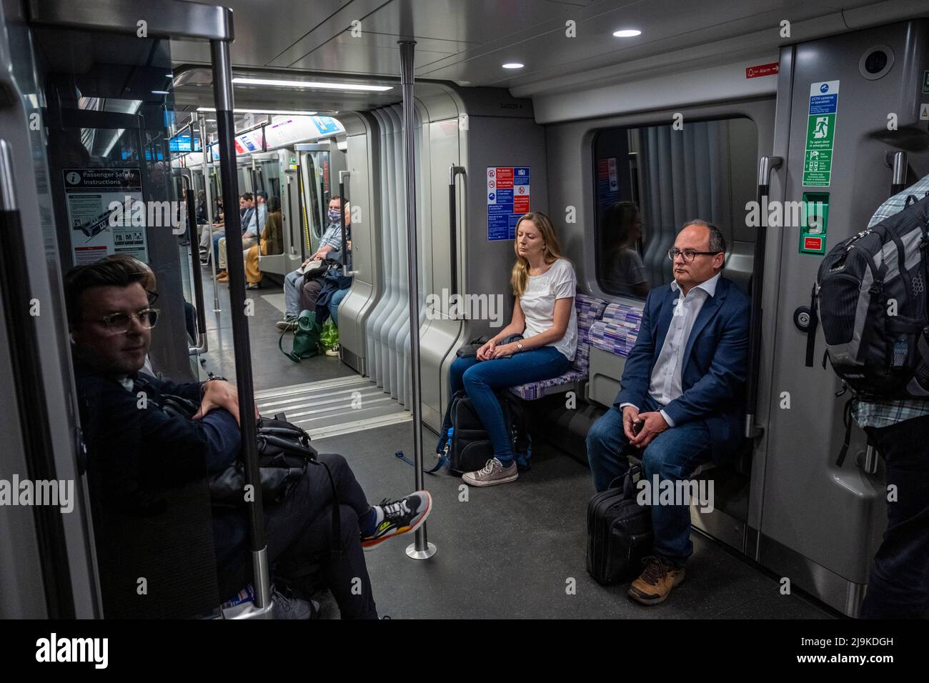 Londres, Royaume-Uni. 24 mai 2022. Les passagers prennent la ligne Elizabeth récemment ouverte. Le coût total a été estimé à £18,9 milliards et la nouvelle ligne permettra de renforcer la capacité et de réduire les temps de trajet pour les déplacements est-ouest à travers la capitale, mais sera exploitée sous forme de trois sections distinctes jusqu'à l'automne. Credit: Stephen Chung / Alamy Live News Banque D'Images