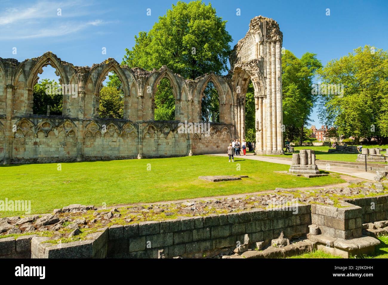 Après-midi de printemps aux ruines de l'abbaye de St Mary aux jardins du musée de York, en Angleterre. Banque D'Images